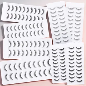 Detaillierte Nahaufnahme von mehreren künstlichen Wimpernschalen mit flauschigen Designs.