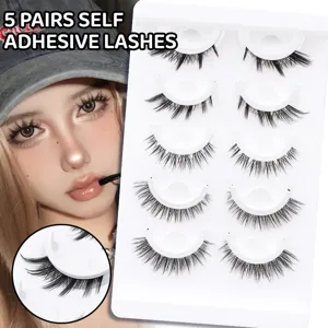 Vue detaillee de 5 paires de faux cils autocollants sans colle avec conception en bande.
