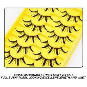Detaillierte Nahaufnahme von dichten kuenstlichen Wimpern im gelben Tray fuer Make-up.