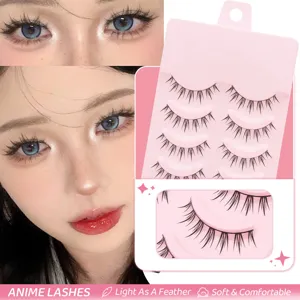 Detailaufnahme natürlicher künstlicher Wimpern mit feinen Härchen und weicher Textur.