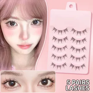 Detailaufnahme von Cluster-Wimpern in rosa Schale mit Nahaufnahme des Model-Auges für Look.