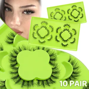 Detalle en primer plano de 10 pares de pestañas postizas dramáticas en bandeja verde trébol.