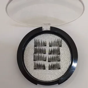 Cluster künstliche Wimpern Set mit runder klarer Deckel Aufbewahrungsbox und Glitzerbasis.