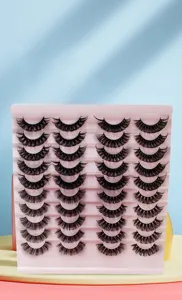 Detailaufnahme von 20 Paaren dichten künstlichen Wimpern auf rosafarbenem Display.