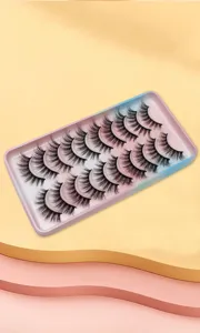 Detailaufnahme von 10 Paar künstlichen Wimpern im Farbverlauf-Tablett für natürliches Make-up.