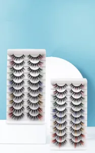 Nahaufnahme des 3D farbigen künstlichen Wimpernsets mit bunten Spitzen, fluffig und natürlich.