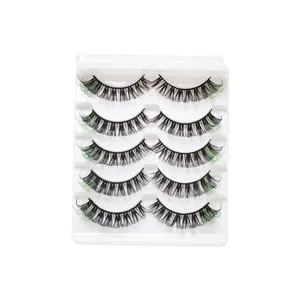 Detailansicht von 5 Paaren bunten künstlichen Wimpern mit grünen Spitzen, natürlich dichter Schwung.