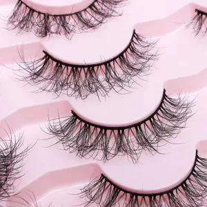 Detaillierte Nahaufnahme flauschiger künstlicher Wimpern auf rosa Schale für Volumen.