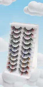 Nahaufnahme von 10 Paar 3D bunten künstlichen Wimpern mit farbigen Spitzen und Schwung.