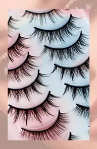 Nahaufnahme von mehreren Paar künstlichen Wimpern auf Karten, natürliches Volumen für Augen.