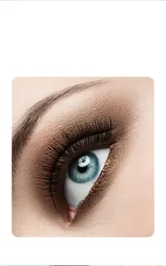 Detailaufnahme der Nahaufnahme von sehr naturgetreuen lockigen voluminösen künstlichen Wimpern.