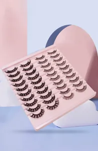Detailansicht von 20 Paaren russischen Volumen künstlichen Wimpern auf einem rosa Tablett, dick.