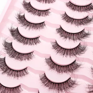 Detailansicht von voluminösen künstlichen Wimpern, ordentlich auf einem rosa Tablett.