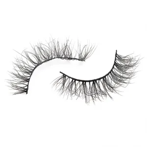 Nahaufnahme der flauschigen mehrschichtigen künstlichen Wimpern mit dichter Textur.