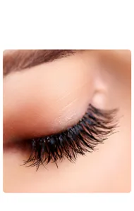 Gros plan détaillé de faux cils naturels avec une belle courbure pour un regard parfait.