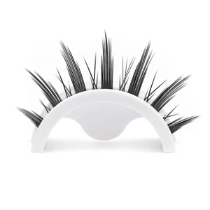 Gedetailleerd overzicht van valse wimpers met witte houder natuurlijke look make-up