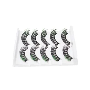Detailansicht von bunten gemischten künstlichen Wimpern, 5 Paar Set mit grünen Spitzen.