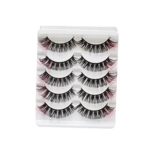 Nahaufnahme Detailansicht von 5 Paaren gemischten bunten künstlichen Wimpern, natürlicher Look.