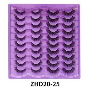 Nahaufnahme Details von mehrpaarigen flauschigen falschen Wimpern auf lila Plastikschale.