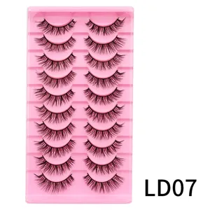Nahaufnahme von 10 Paar künstlichen Wimpern mit natürlichem L-Schwung auf rosa Tablett.