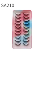 Detailansicht des Sets aus 10 künstlichen Wimpern mit rosa-blauem Farbverlauf.