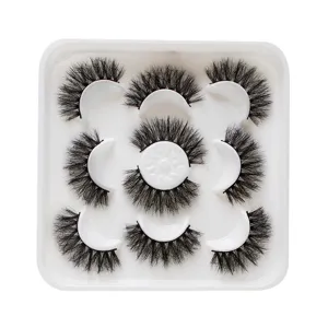 Flauschiges künstliches Wimpernset in weißer Schale, dramatisches Volumen und Schwung für Make-up.