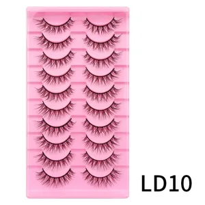 Detaillierte Ansicht von 10 Paar naetuerlichen kuenstlichen Wimpern in rosa Kunststoffschale.