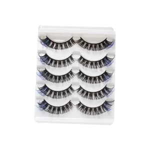 Nahaufnahme von 5 Paar bunten künstlichen Wimpern, natürlich dicker schwarz-blauer Mix-Schwung.