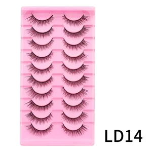 Detailansicht von zehn Paar natuerlichen dichten L-Curl Wimpern im rosa Tray. Nahaufnahme.