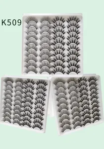 Detailansicht des Mehrschalen-Künstliche-Wimpern-Sets mit natürlichem Schwung und Volumen.