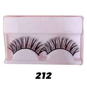Dichte und geschwungene künstliche Wimpern in rosa Schale für natürliches Make-up.
