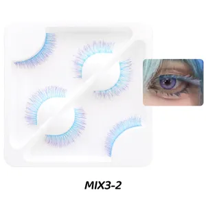 Detailansicht mit bunten flauschigen falschen Wimpern auf weißer Schale mit Make-up-Vorschau.