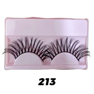 Detailansicht dicker geschwungener künstlicher Wimpern auf rosa Schale Augen Make-up