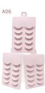Detailaufnahme von natürlichen Bündelwimpern auf rosa Verpackungsschale Modell A06 Alltags-Look.