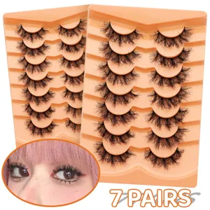 Detailansicht von 7 Paaren künstlicher Wimpern, geschwungene Cat-Eye-Stile auf Tablettpräsentation.
