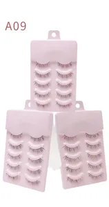 Detailansicht natürlicher künstlicher Wimpern auf rosa Präsentationskarten für Make-up.