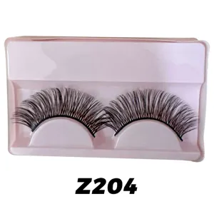 Dicke und geschwungene künstliche Wimpern im Set mit rosa Kunststoffschiene für Augen.