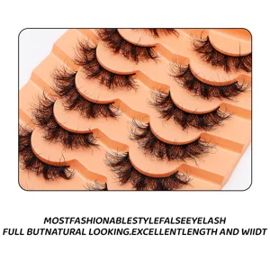 Detaillierte Nahaufnahme von 7 Paar geflügelten Katzenaugen-Künstlichen Wimpern im Pfirsichtablett.