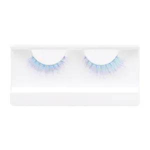 Bunte, flauschige künstliche Wimpern auf weißem Tablett für ein tolles Augen Make-up.