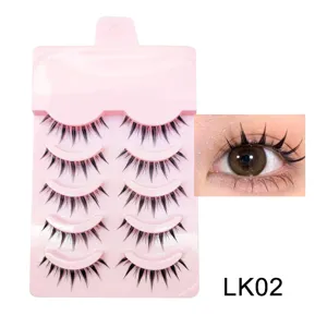 Detaillierte Nahaufnahme von 5 Paaren segmentierten künstlichen Wimpern mit rosa Ablage.