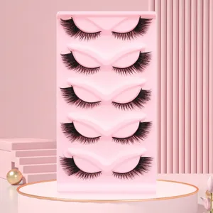 Detailansicht von 5 Paaren dicken Cat-Eye Künstlichen Wimpern auf rosa Display, Europäisch.