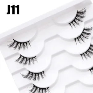 Nahaufnahme der mehrlagigen, geschwungenen künstlichen Wimpern auf einem weißen Tablett.