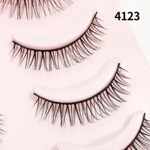Künstliche Wimpern Detailaufnahme, natürliches Tages-Make-up, weiches schwarzes Haar.