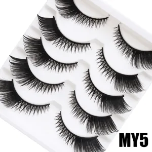 Nahaufnahme der Cat-Eye-Künstlichen Wimpern mit verlängerten äußeren Ecken für natürlichen Look.