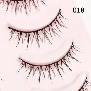 Nahaufnahme von einzelnen künstlichen Wimpern auf rosa Verpackungsschale für Make-up.