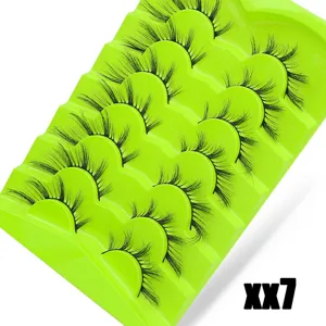 Detailansicht der 7 Paar gruenen Fuchsstil kuenstlichen Wimpern auf Tablett, dichte Form.