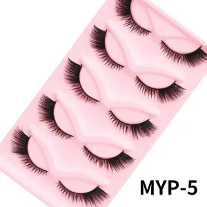 Detailansicht der 5 Paar flauschigen Cat-Eye-Falschwimpern auf einem rosa Tablett.