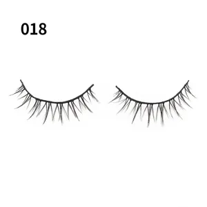 Nahaufnahme künstlicher Wimpern mit Kreuzstil für den natürlichen Alltags-Make-up-Look.