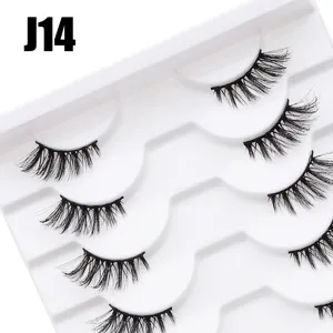 Detailansicht dichter künstlicher Wimpern auf weißer Schale für glamouröses Augen Make-up.