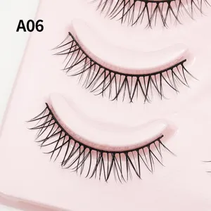 Nahaufnahme Detailansicht segmentierter künstlicher Wimpern auf rosa Tablett für Alltag.